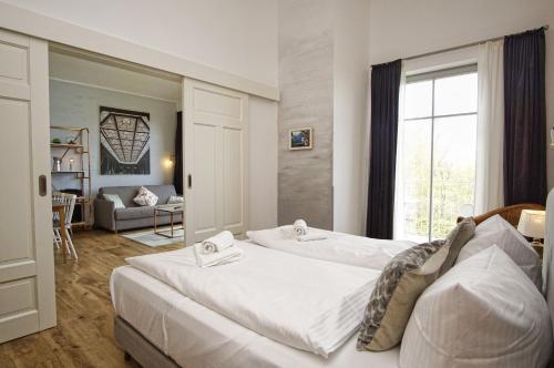 Un pat sau paturi într-o cameră la moderne Ferienwohnung mit eigener Sauna und Balkon - Villa Pauline FeWo 07