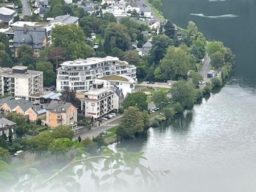 Vue aérienne d'une ville à côté d'une rivière dans l'établissement Neu!!! Ferienwohnung Mosel 106,5, à Traben-Trarbach