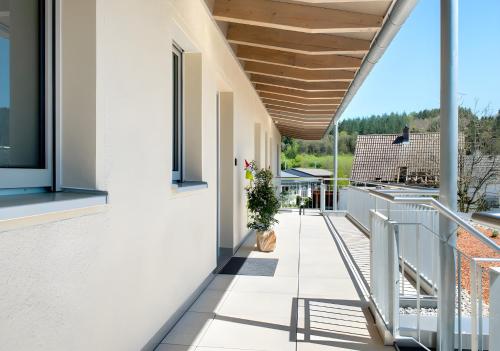 a balcony with white walls and a wooden ceiling at Ferienwohnungen Walz in Pfullendorf