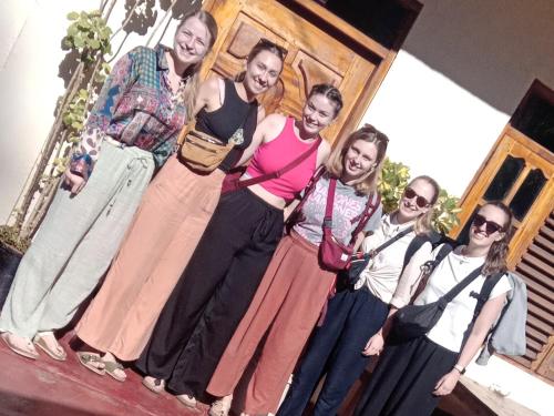 um grupo de mulheres em pé em frente a um edifício em Vegetable Garden House em Nallathanniya