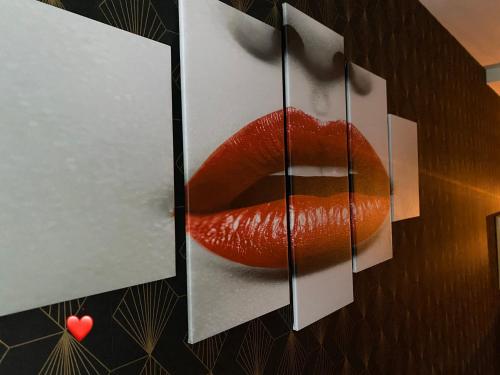ein Bild von roten Lippen an der Wand in der Unterkunft Gîte Romantique La Parenthèse Angevine Love&spa in Brain-sur-Longuenée