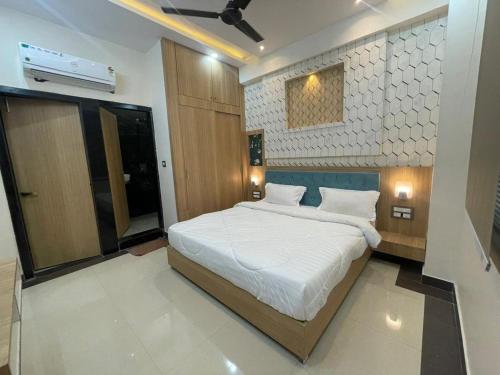 a bedroom with a large bed in a room at Hotel Abhinandan Palace in Udaipur