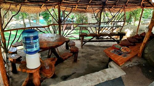 Zimmer mit einem Tisch und einer Wasserflasche darauf in der Unterkunft Nawgala Eco Cottage 