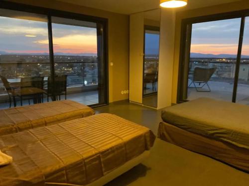 1 Schlafzimmer mit 2 Betten und Stadtblick in der Unterkunft Appartement spacieux à Canet-en-Roussillon 122m² avec vue sur la mer in Canet-en-Roussillon