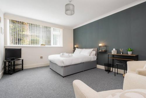 リバプールにあるWoolton Rd Flat Near John Lennon Airport, Free Parking & Wifi - Pass the Keysのベッドとソファとテレビのある寝室