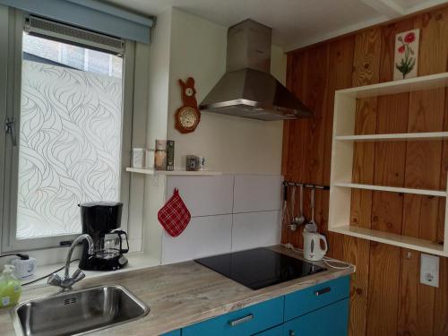 Kuchyň nebo kuchyňský kout v ubytování Room by the sea