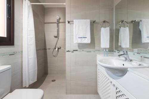 baño blanco con ducha y lavamanos en Resitour - Aphrodite Gardens en Pafos