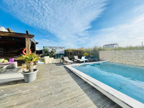 Bazén v ubytování Alex Surf Hostel nebo v jeho okolí