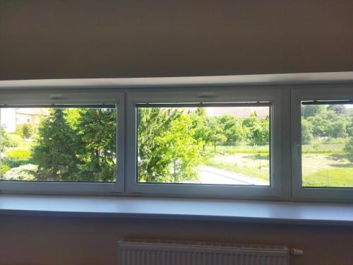 a window with three views of a street at Topolský pivovar, restaurace a penzion in Topolná
