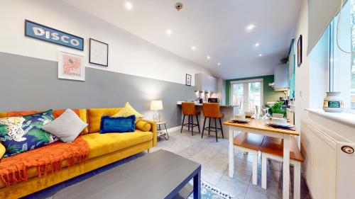 sala de estar con sofá amarillo y mesa en Central 2 Bed Flat with Parking en Cardiff