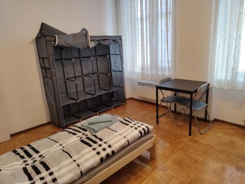 um quarto com uma cama, uma mesa e uma secretária em Apartament Centrum em Kalisz