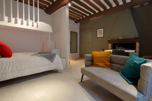une chambre avec un lit et un canapé dans l'établissement La Brise Normande centre de ville de Honfleur, à Honfleur