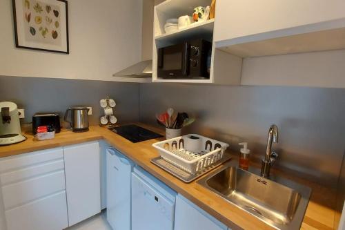 une cuisine avec un évier et un plan de travail dans l'établissement La Brise Normande centre de ville de Honfleur, à Honfleur