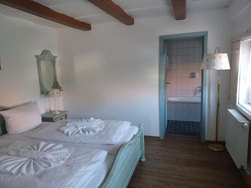 Una cama o camas en una habitación de Hotel Zittauer Hütte