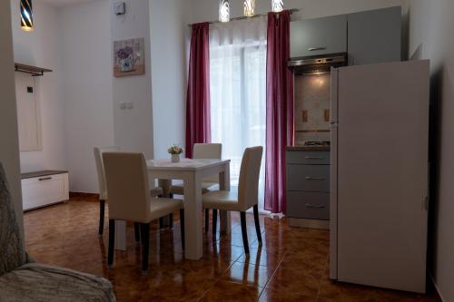Η κουζίνα ή μικρή κουζίνα στο Irena's place A1