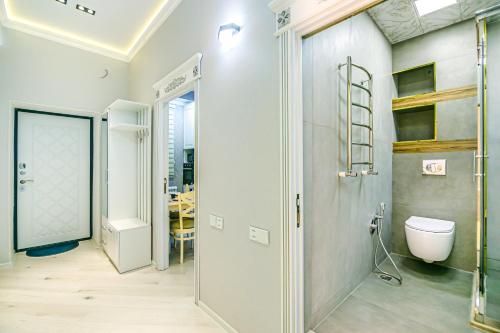 Ванна кімната в Legacy Apartment