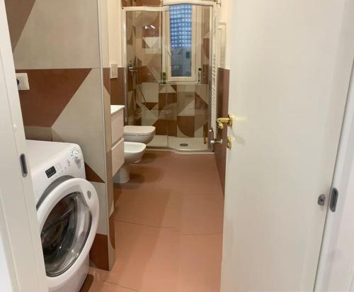 un bagno con lavatrice e WC di la casa di Selina a Chiavari