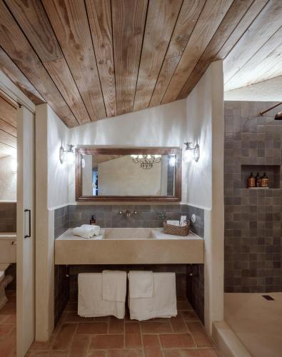 Ein Badezimmer in der Unterkunft Hotel Castell de Vallgornera