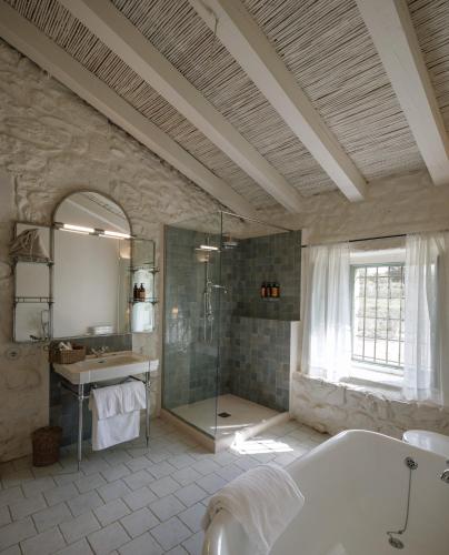 Ein Badezimmer in der Unterkunft Hotel Castell de Vallgornera