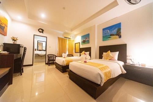 Postel nebo postele na pokoji v ubytování Q Victory Patong Hotel