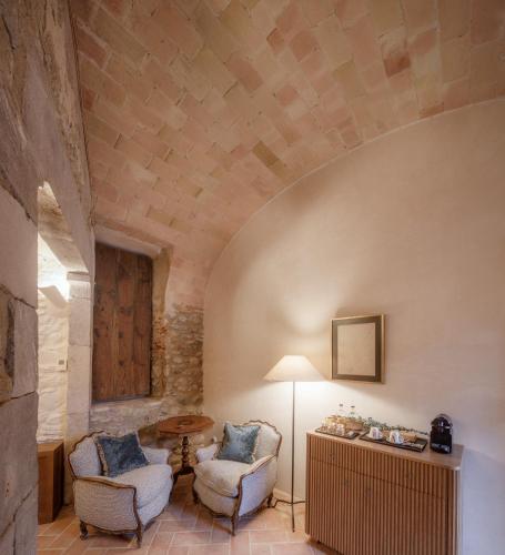 Ein Sitzbereich in der Unterkunft Hotel Castell de Vallgornera