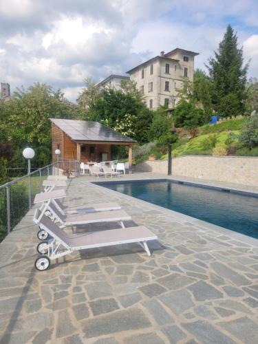 Bazén v ubytování Villa Pavone nebo v jeho okolí