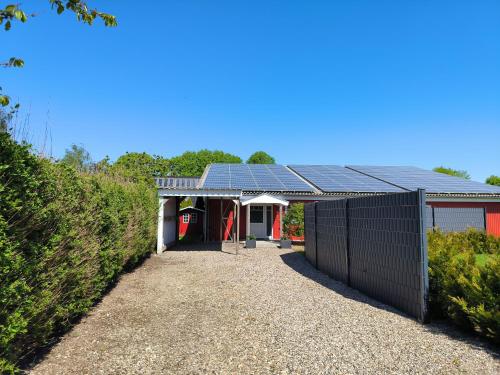 a house with solar panels on top of it at FeWo Südertoft - gemütliche Unterkunft für bis zu 3 Personen in Wallsbüll