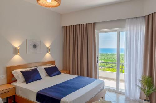 博許的住宿－Villa Pargua，酒店客房设有一张床和一个大窗户