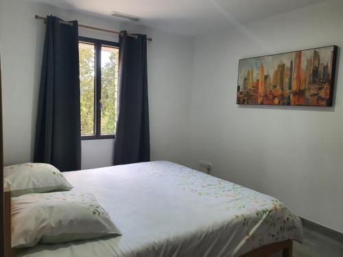 une chambre avec un lit et une fenêtre dans l'établissement Villa Soleil, à Gordes