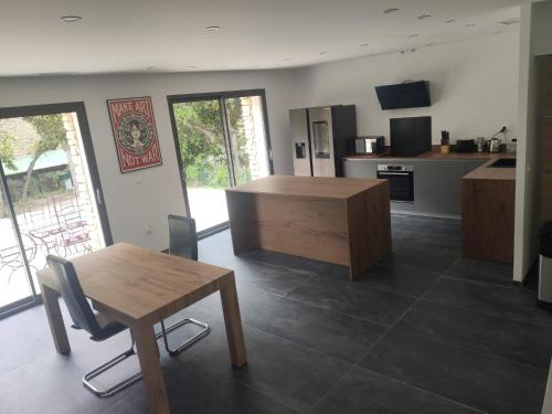 un salon avec une table et une cuisine dans l'établissement Villa Soleil, à Gordes