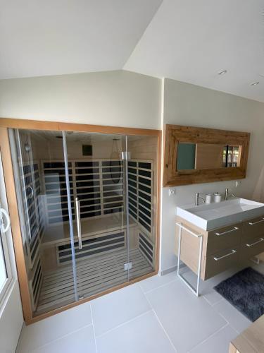 une salle de bain avec une douche en verre et un lavabo dans l'établissement La Cigale - Maison (8 pers) au Lac de Lacanau, à Lacanau