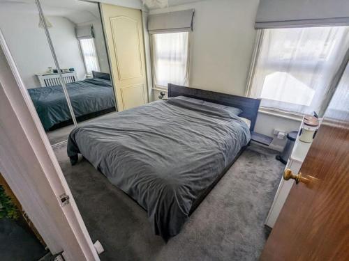Llit o llits en una habitació de 3BR House in Dartford Ideal for Contractors & Families By AV Stays Short Lets Kent