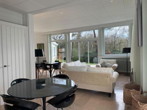 un salon avec un canapé et une table dans l'établissement Briseis, maison d'architecte proche de la mer, à Sainte-Marguerite