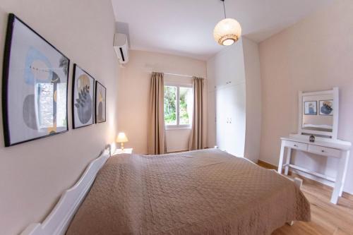a bedroom with a bed and a window at Amalia Complex in Nisakion