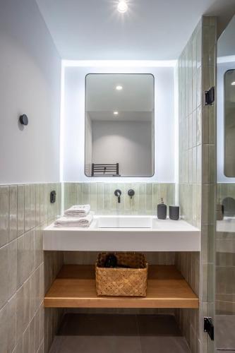 Mazi Rooms Charilaou 2,1