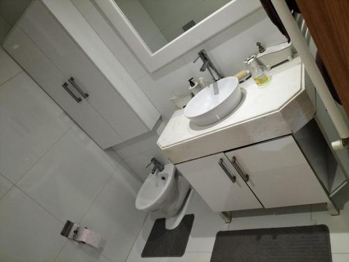 biała łazienka z umywalką i toaletą w obiekcie The warm place w mieście Skhirat
