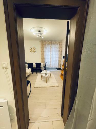 - une vue sur le salon depuis le couloir dans l'établissement Thé Pékin, à Belfort