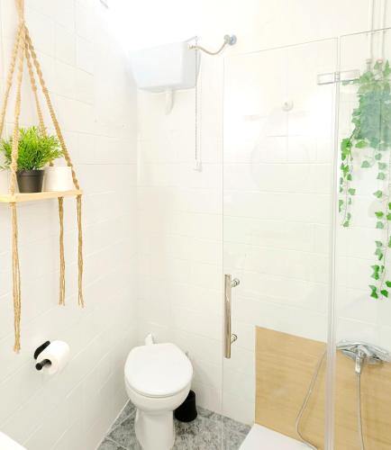 y baño con aseo y ducha acristalada. en EL CARPIO CENTRO - Córdoba - WiFi, en El Carpio