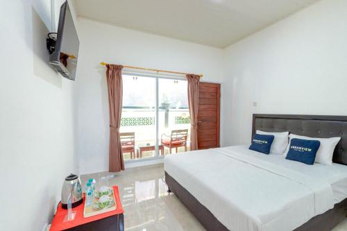 Tempat tidur dalam kamar di Urbanview Hotel Rasa Sayang Beach Tanjung Benoa Bali