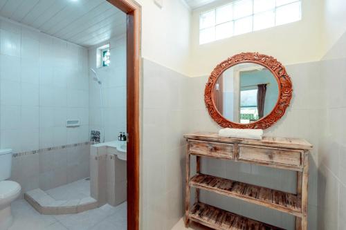 Ванная комната в Urbanview Hotel Rasa Sayang Beach Tanjung Benoa Bali