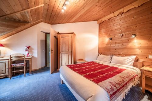 a bedroom with a bed and a desk at L' Abbaye in Abondance