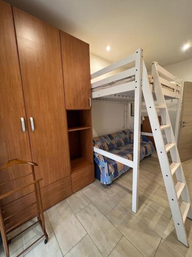una camera con 2 letti a castello e un armadio di Casapiccy a Torino