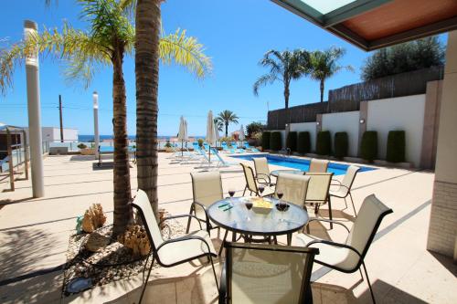 Gallery image of Cristinas Villa-New 5-Bedroom Chalet with Pool, En-Suite Baths & Exceptional Amenities Near the Beach in Bolnuevo