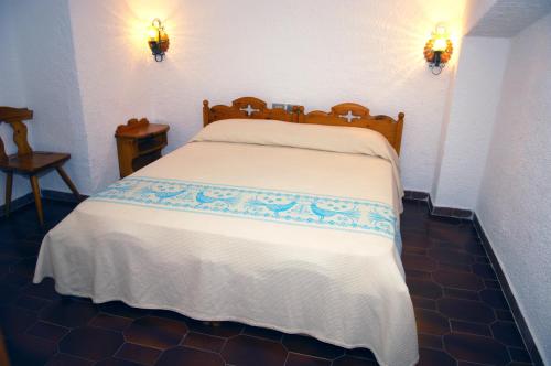 Postel nebo postele na pokoji v ubytování HOTEL Al FARO , SPIAGGIA LA CINTA ,SAN TEODORO