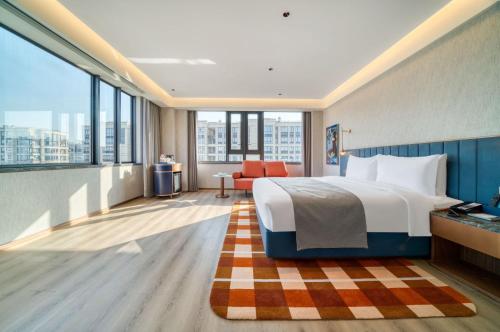 Habitación de hotel con cama y ventana grande en Hangzhou Xiaoshan Airport Lanou International Hotel en Hangzhou
