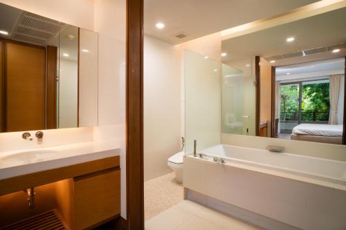 Ένα μπάνιο στο Modern Beachfront Apartment Naithon Beach
