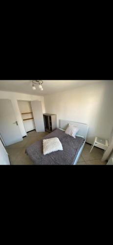 une chambre avec un lit avec une serviette dessus dans l'établissement Appartement T3 à deux pas du metro, à Marseille