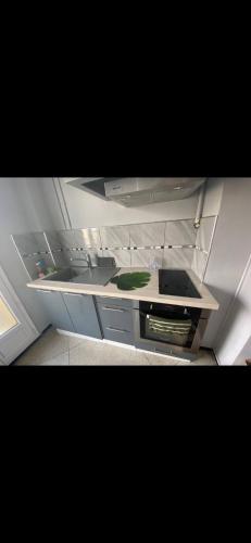 un réfrigérateur vide avec sa porte ouverte et une cuisinière dans l'établissement Appartement T3 à deux pas du metro, à Marseille