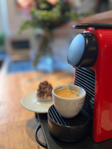 - une tasse de café sur une assiette à côté d'un grille-pain dans l'établissement Maison de charme dans voie privée et sécurisée, à Clichy