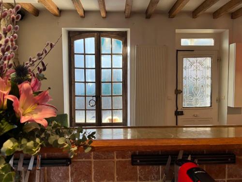 une salle à manger avec une table et une fenêtre dans l'établissement Maison de charme dans voie privée et sécurisée, à Clichy